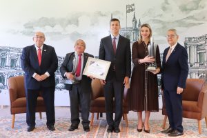 El Consejo Nacional de Ciencia y Tecnología (Conacyt) realizó la Ceremonia de Entrega del Premio Nacional a la Calidad y Excelencia en la Gestión – Edición 2025, en el Salón Tirika de Mburuvicha Róga, con la participación del presidente de la República, Santiago Peña. La apertura estuvo a cargo del D.Sc. Benjamín Barán, ministro presidente del Conacyt, quien destacó la relevancia del premio como herramienta para fortalecer la competitividad nacional.